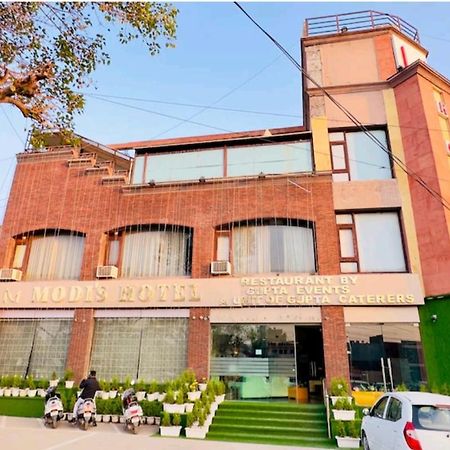Modi Hotel & Resorts Pinjaur Exterior foto