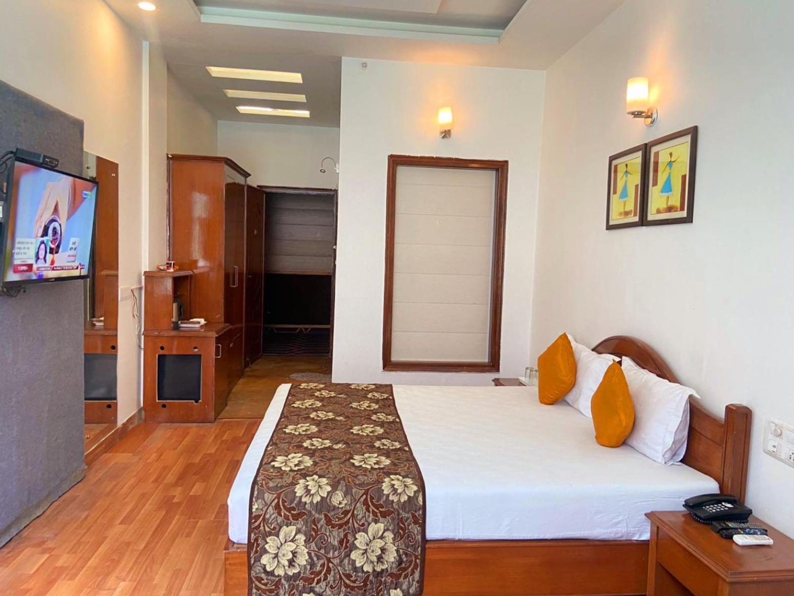 Modi Hotel & Resorts Pinjaur Exterior foto